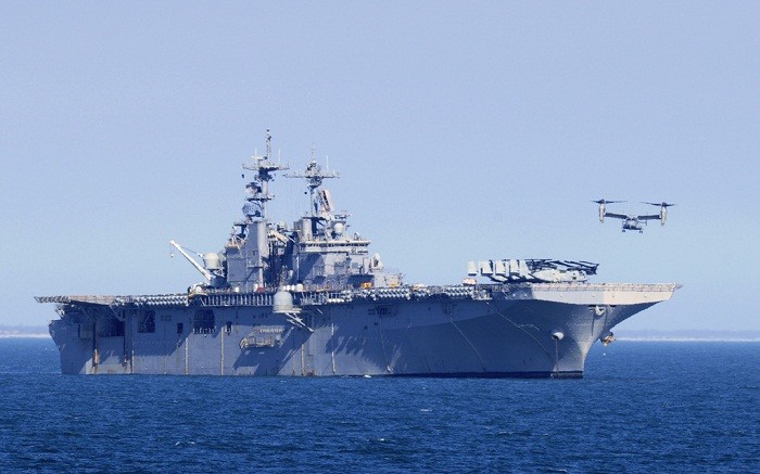 Trực thăng Osprey MV-22 chuẩn bị hạ cánh trên tàu đổ bộ USS Gunston-Hall